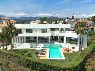 Villa for sale in Los Flamingos, Benahavis