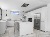 Villa for sale in Nueva Andalucia
