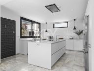 Villa for sale in Nueva Andalucia
