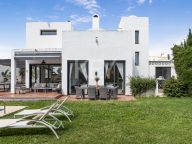 Villa for sale in Nueva Andalucia