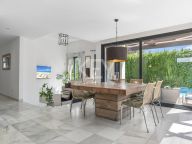 Villa for sale in Nueva Andalucia