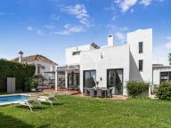 Villa for sale in Nueva Andalucia
