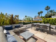 Villa for sale in Nueva Andalucia