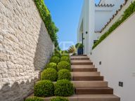 Villa for sale in Nueva Andalucia