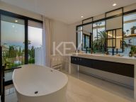 Villa for sale in Nueva Andalucia
