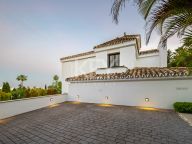 Villa for sale in Nueva Andalucia