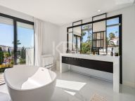 Villa for sale in Nueva Andalucia