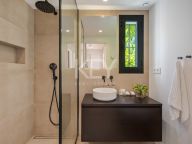 Villa for sale in Nueva Andalucia
