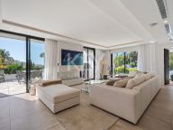 Villa for sale in Nueva Andalucia