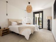 Villa for sale in Altos del Paraiso, Benahavis