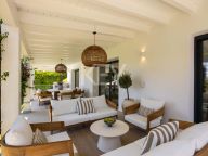 Villa for sale in Altos del Paraiso, Benahavis