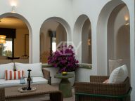 Villa for sale in Altos del Paraiso, Benahavis