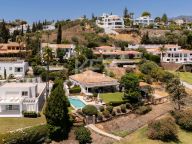 Villa for sale in Altos del Paraiso, Benahavis