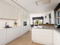 Villa for sale in Altos del Paraiso, Benahavis