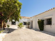 Villa for sale in Altos del Paraiso, Benahavis
