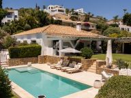 Villa for sale in Altos del Paraiso, Benahavis