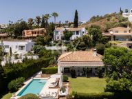 Villa for sale in Altos del Paraiso, Benahavis