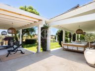Villa for sale in Altos del Paraiso, Benahavis