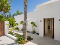 Villa for sale in Las Brisas, Nueva Andalucia