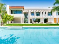 Villa for sale in Los Monteros Playa, Marbella East