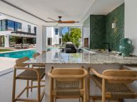 Villa for sale in Estepona East, Estepona
