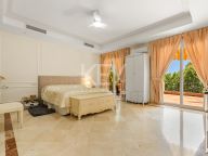 Villa for sale in Nueva Andalucia