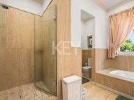 Villa for sale in Nueva Andalucia