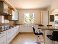Villa for sale in Nueva Andalucia
