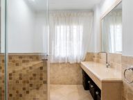 Villa for sale in Nueva Andalucia