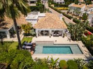 Villa for sale in Nueva Andalucia