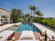 Villa for sale in Nueva Andalucia