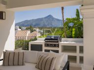 Villa for sale in Nueva Andalucia