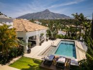 Villa for sale in Nueva Andalucia
