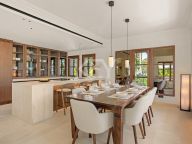 Villa for sale in Nueva Andalucia
