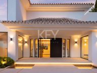 Villa for sale in Nueva Andalucia