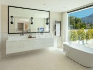 Villa for sale in Nueva Andalucia