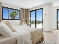 Villa for sale in Los Naranjos Hill Club, Nueva Andalucia