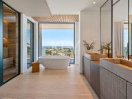 Villa for sale in El Herrojo, Benahavis