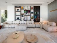 Villa for sale in El Herrojo, Benahavis