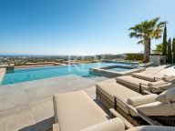Villa for sale in El Herrojo, Benahavis