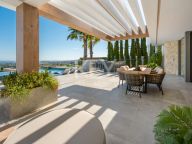 Villa for sale in El Herrojo, Benahavis