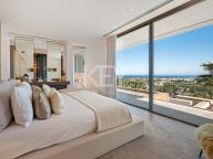 Villa for sale in El Herrojo, Benahavis