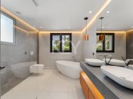 Villa for sale in Las Brisas, Nueva Andalucia