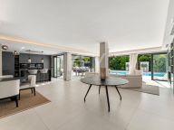 Villa for sale in Las Brisas, Nueva Andalucia