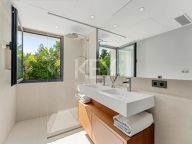 Villa for sale in Las Brisas, Nueva Andalucia
