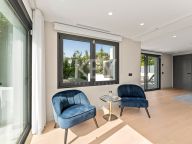 Villa for sale in Las Brisas, Nueva Andalucia