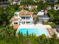 Villa for sale in Las Brisas, Nueva Andalucia
