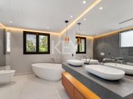Villa for sale in Las Brisas, Nueva Andalucia