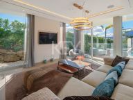 Villa for sale in Nueva Andalucia