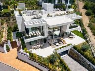Villa for sale in Rio Real, Marbella East